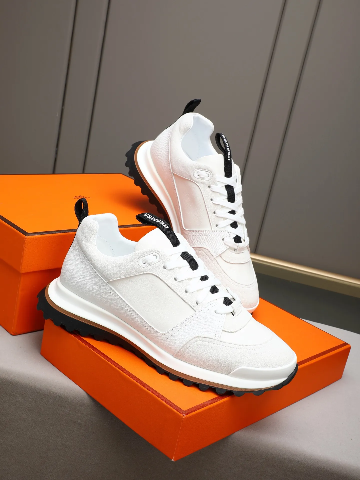 PP680【Hermes】fe new arrival~New Bouncing sneakers are the most comfortable shoes from Hermès. They are extremely light on the feet and look great. You won’t feel tired even when you go shopping and running around. 👍Very light and comfortable. Extremely light. Perfect for both sports and leisure. They feel great when you step on them! It’s up to you to choose, there’s always what you want~ ✔️Fabric: Imported first-layer cowhide ✔️Inner lining: Imported water-dyed cowhide ✔️Outsole: Seamless combination of IP+TPU (multi-color letters) German technology irradiation machine ✔️Code number: Male 38-44 (45 customized)
